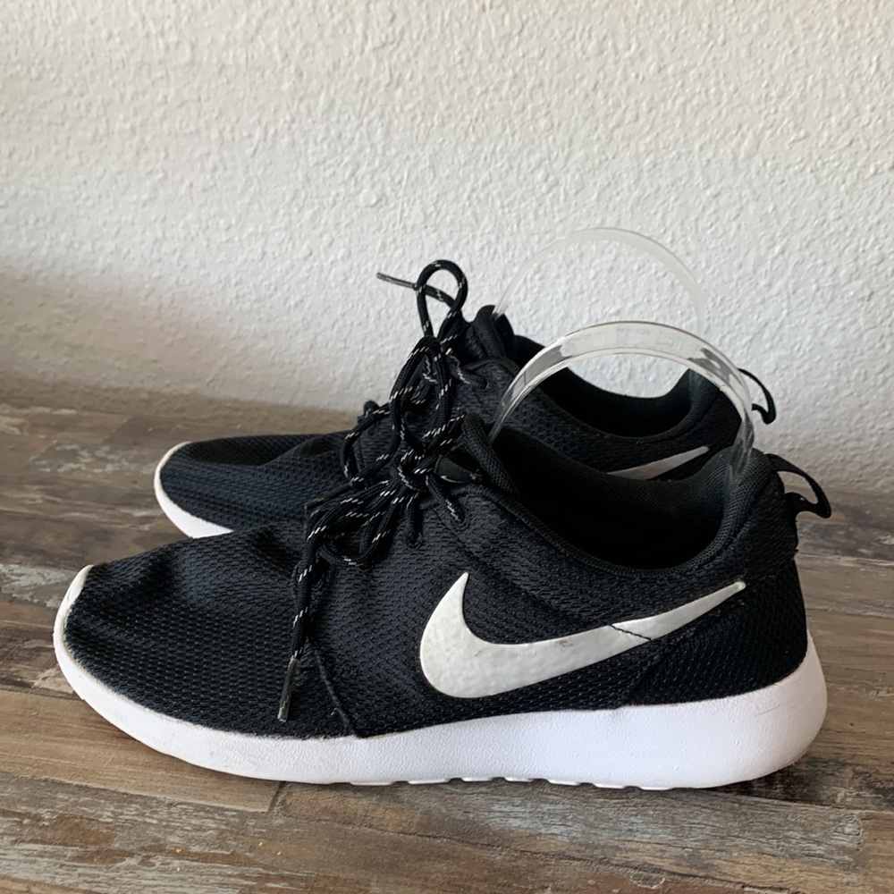 Nike Roshe One Women’s Lace Up Sneakers Black White Size 8.5 Minimalist Comfort - Picture 4 of 12